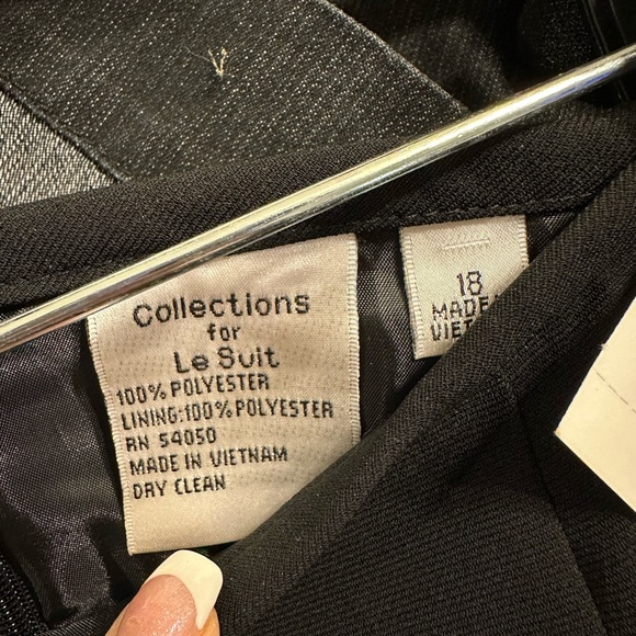 NWT LE SUIT Black Skirt - Picture 4 of 4